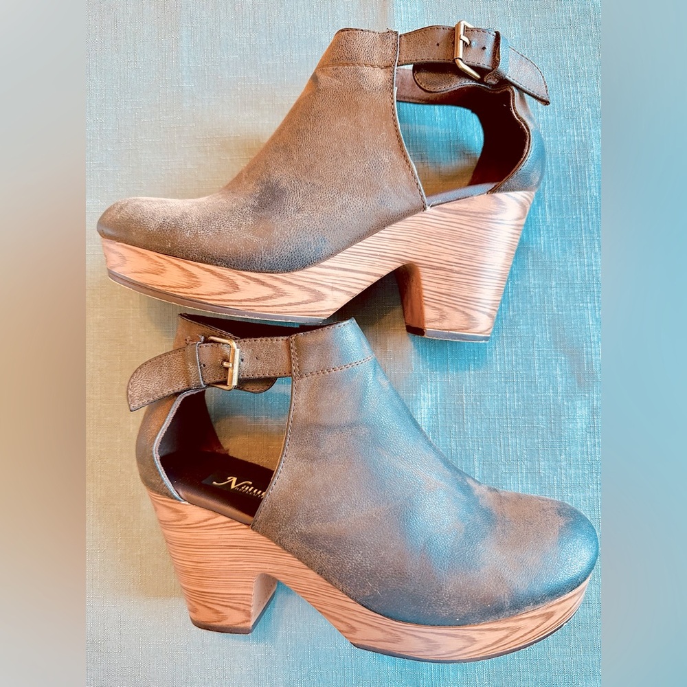 Natural Reflections 'Ancora' Nubuck Wedge, size 8 GUC